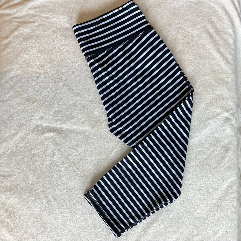 Athleta black & white striped chaturanga capri leggings Sz L